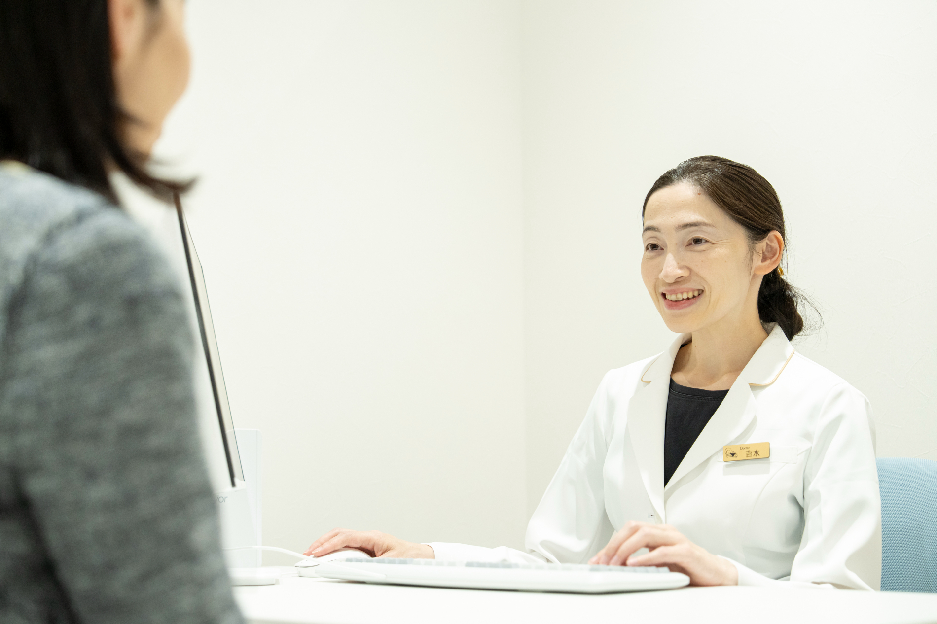 婦人科検診で説明する様子│大阪梅田で妊活・不妊治療を始めるなら、うめきたウィメンズクリニック