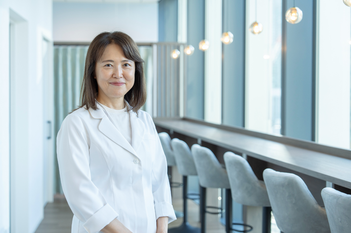 大阪梅田の婦人科・うめきたウィメンズクリニック 医師 塩田麻理の写真。患者一人ひとりに寄り添う診察を行う女性医師。