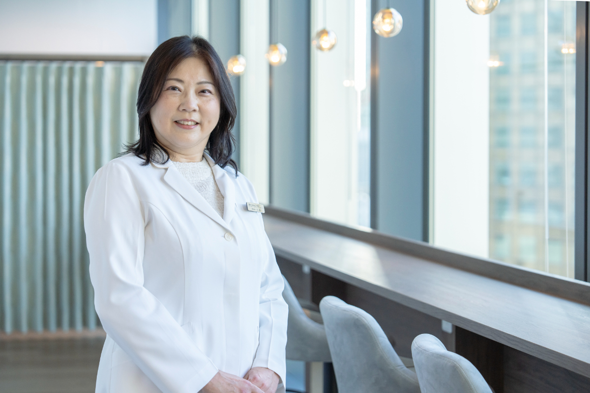 大阪梅田の婦人科・うめきたウィメンズクリニック 医師 八木千賀。女性のライフステージに寄り添う診療を行う医師。