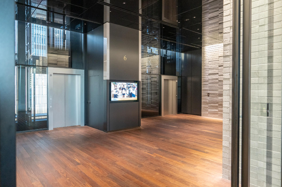 イノゲート大阪6階乗り換えフロア。大阪梅田の婦人科・うめきたウィメンズクリニックへ続く高層階行きエレベーター案内。