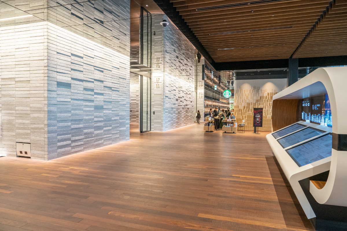 イノゲート大阪6階カフェ前の高層階行きエレベーター。うめきたウィメンズクリニック（大阪梅田・イノゲート大阪12階）への行き方。