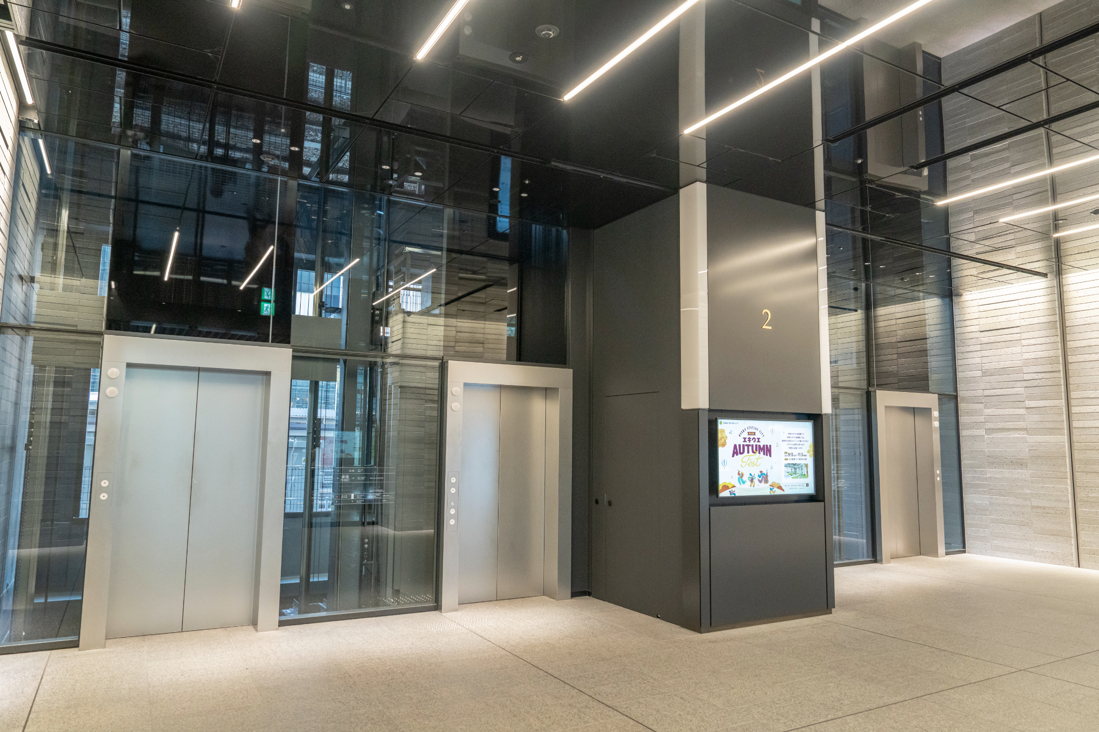イノゲート大阪低層階エレベーター。大阪梅田・うめきたウィメンズクリニック（イノゲート大阪12階）へのアクセス案内。